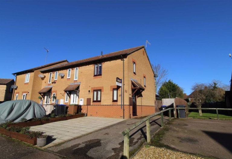 Two-Bedroom Semi-Detached house to rent in Woodford Halse £975.00
