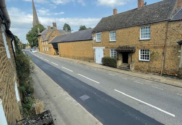 3 Bedroom Grade II listed Cottage to rent in Bloxham &pound;1595.00 P.C.M.